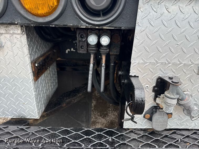 image for item EG5888 2010 International 4400 bucket truck