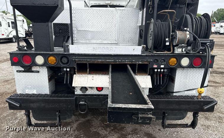 image for item EG5888 2010 International 4400 bucket truck