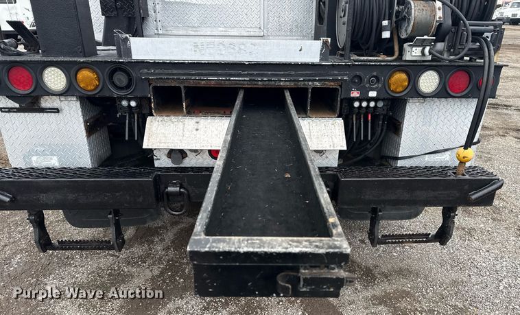 image for item EG5888 2010 International 4400 bucket truck