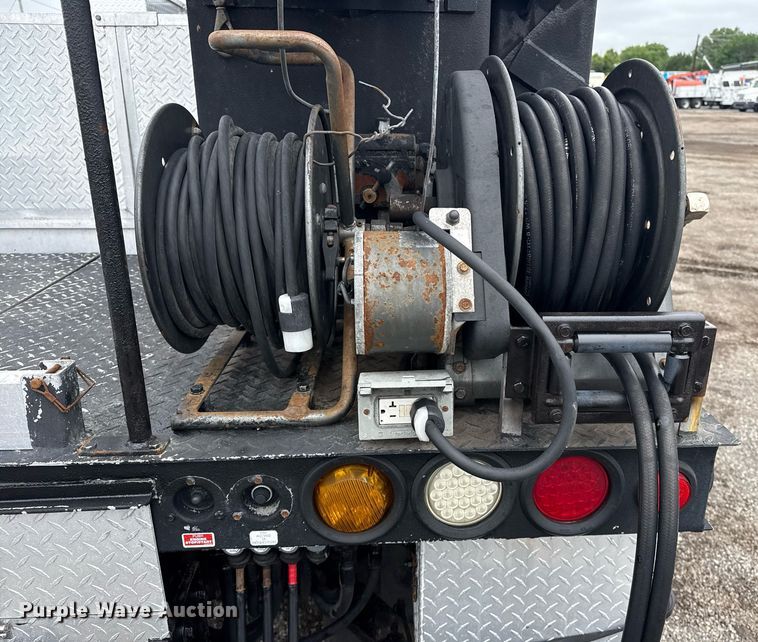 image for item EG5888 2010 International 4400 bucket truck