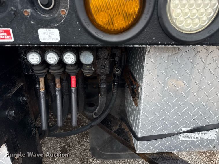 image for item EG5888 2010 International 4400 bucket truck