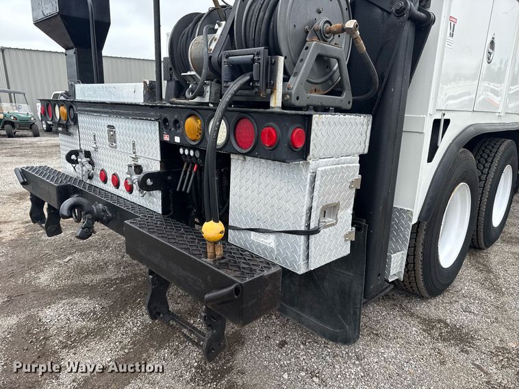 image for item EG5888 2010 International 4400 bucket truck