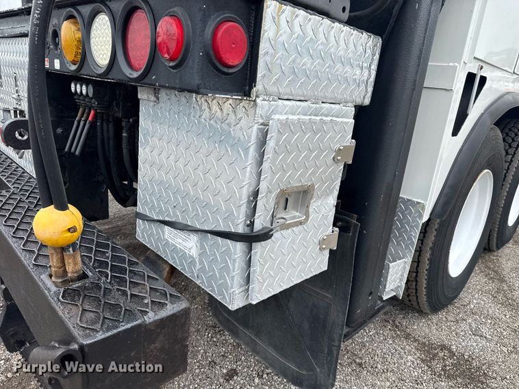 image for item EG5888 2010 International 4400 bucket truck