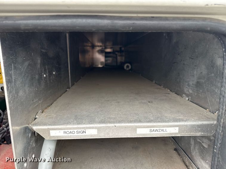 image for item EG5888 2010 International 4400 bucket truck