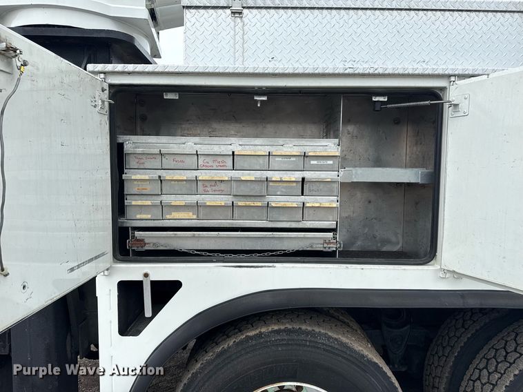 image for item EG5888 2010 International 4400 bucket truck