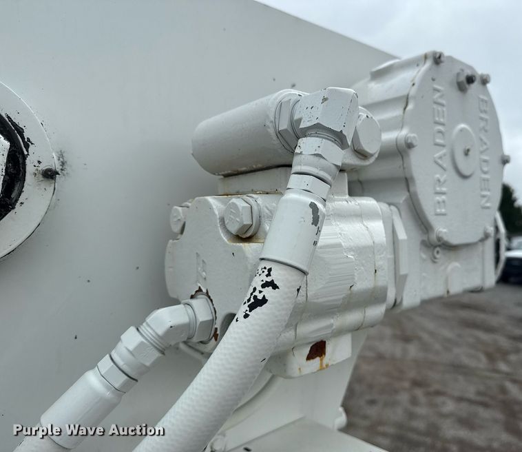 image for item EG5888 2010 International 4400 bucket truck