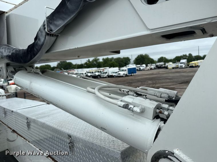 image for item EG5888 2010 International 4400 bucket truck