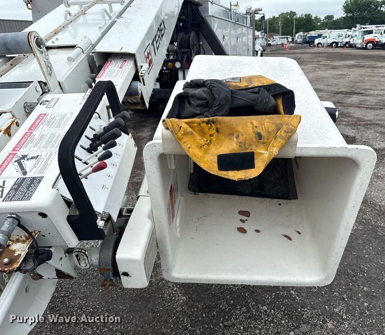 image for item EG5888 2010 International 4400 bucket truck