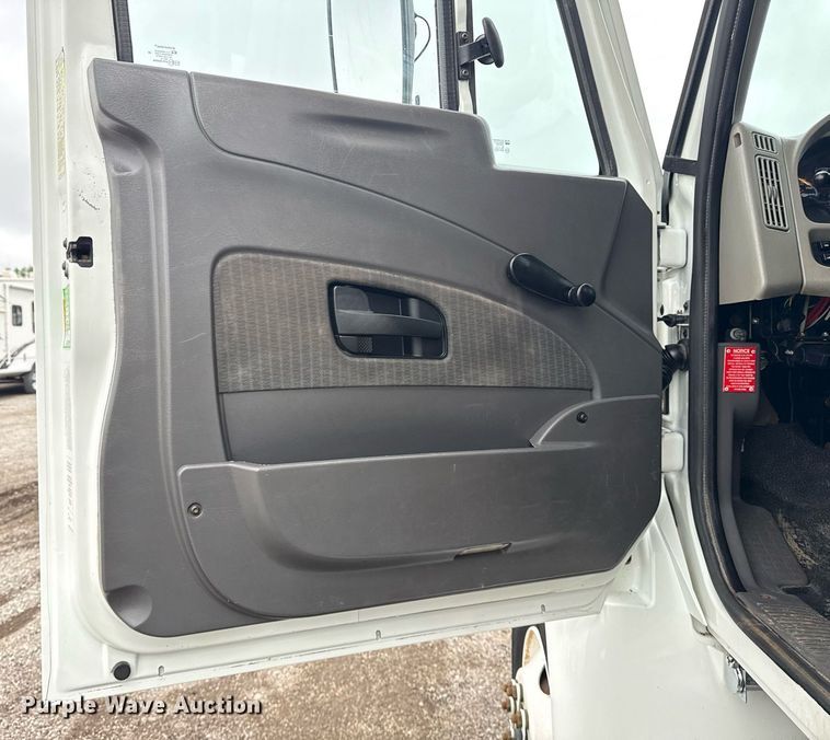 image for item EG5888 2010 International 4400 bucket truck