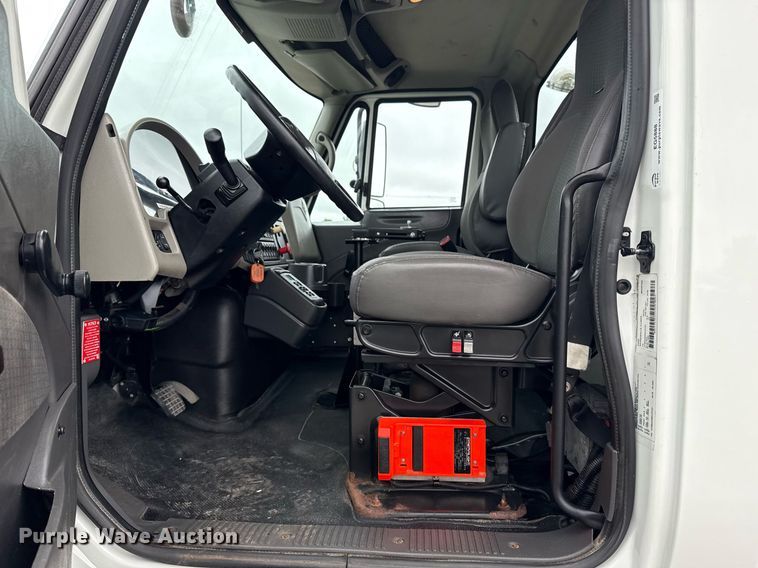 image for item EG5888 2010 International 4400 bucket truck