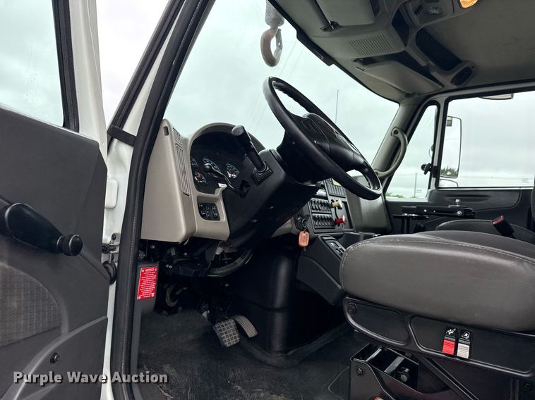 image for item EG5888 2010 International 4400 bucket truck