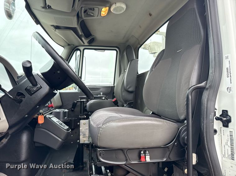 image for item EG5888 2010 International 4400 bucket truck