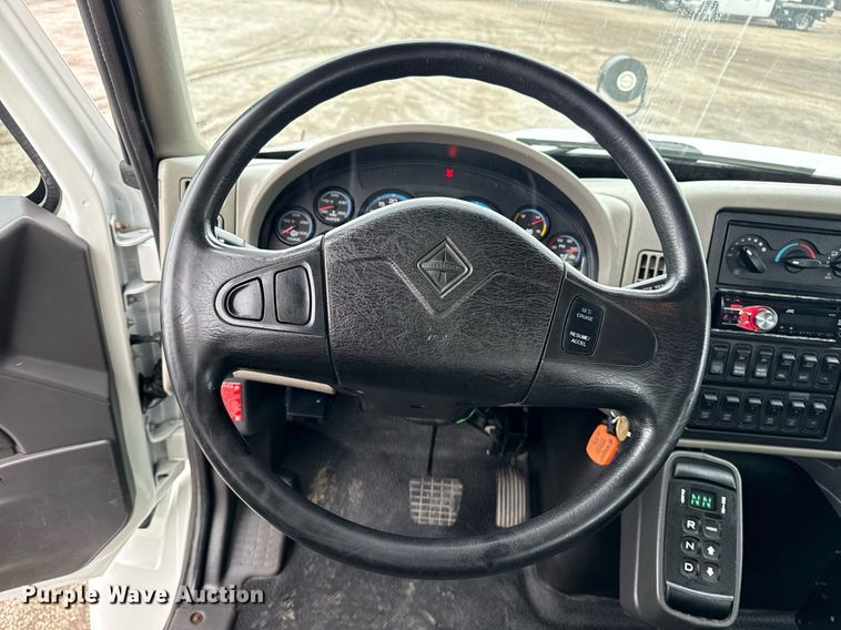 image for item EG5888 2010 International 4400 bucket truck