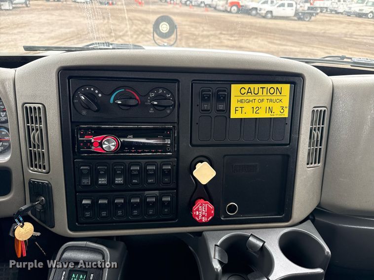 image for item EG5888 2010 International 4400 bucket truck