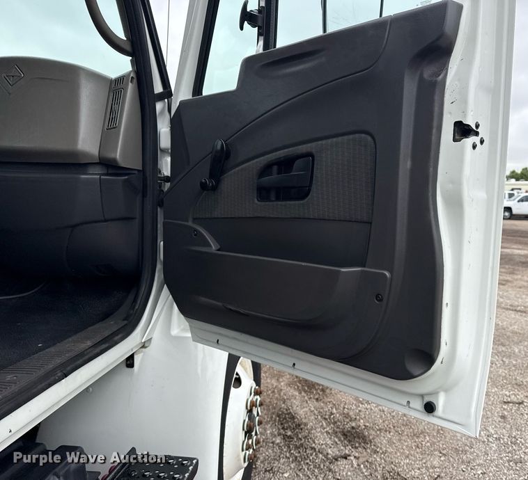 image for item EG5888 2010 International 4400 bucket truck