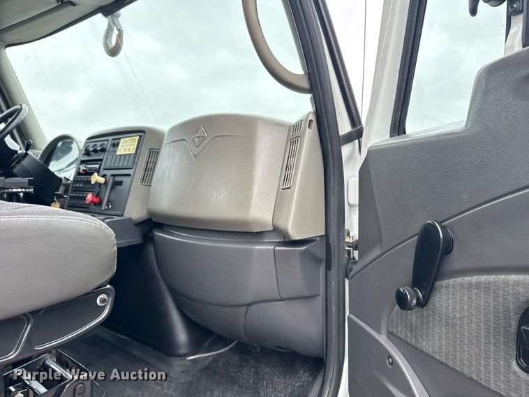 image for item EG5888 2010 International 4400 bucket truck