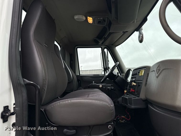 image for item EG5888 2010 International 4400 bucket truck