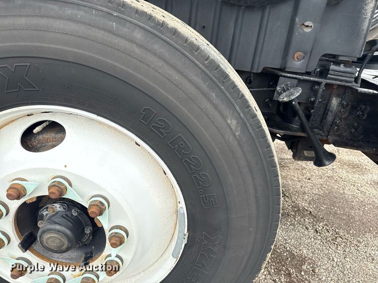 image for item EG5888 2010 International 4400 bucket truck