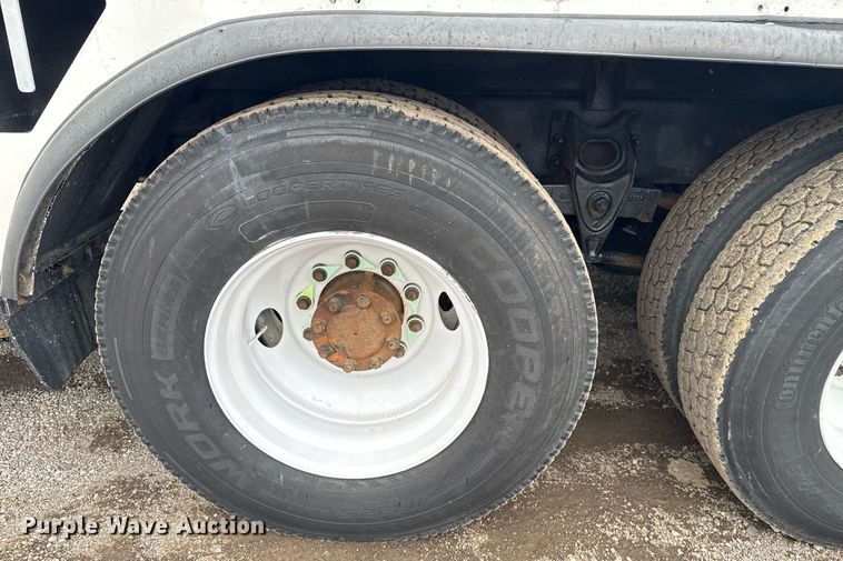 image for item EG5888 2010 International 4400 bucket truck