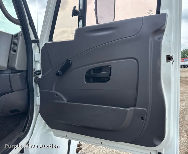 image for item EG5895 2008 International Workstar 7400 Crew Cab utility / service truck