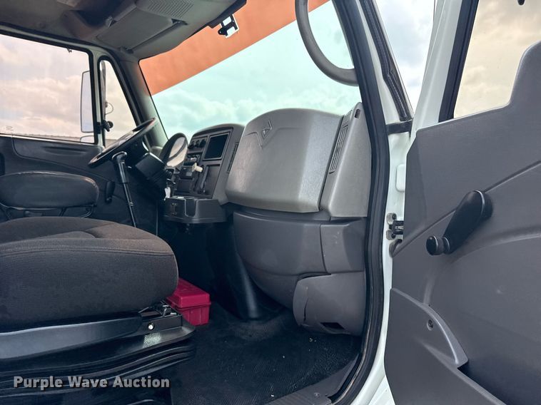 image for item EG5895 2008 International Workstar 7400 Crew Cab utility / service truck