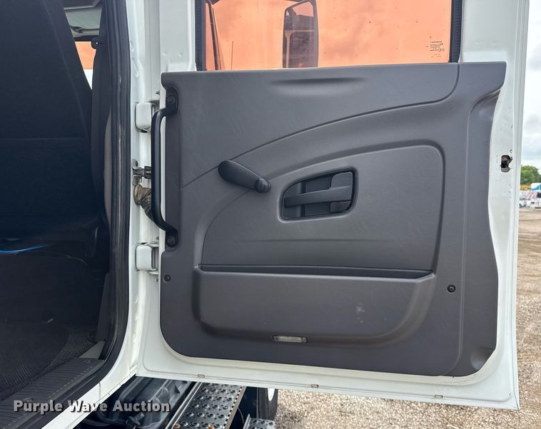 image for item EG5895 2008 International Workstar 7400 Crew Cab utility / service truck