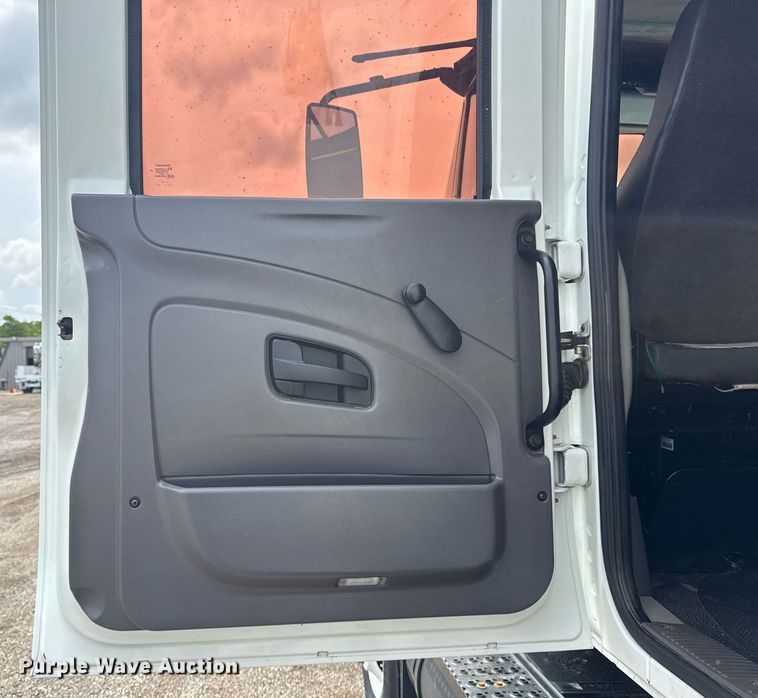 image for item EG5895 2008 International Workstar 7400 Crew Cab utility / service truck