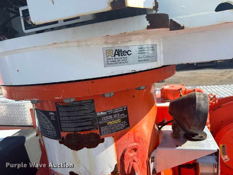 image for item EG5932 2011 International 7500 Ext. Cab digger derrick truck