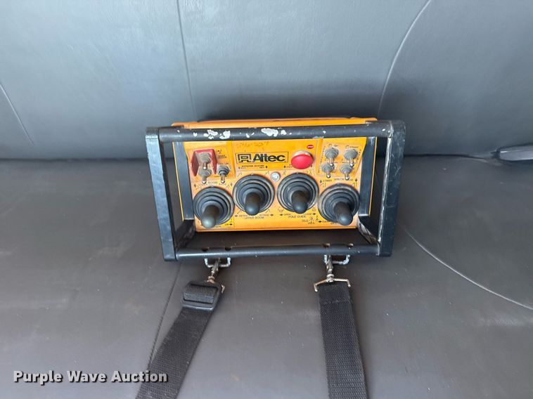 image for item EG5932 2011 International 7500 Ext. Cab digger derrick truck