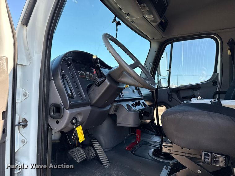 image for item EG5933 2006 Freightliner Business Class M2 Crew Cab utility / service truck