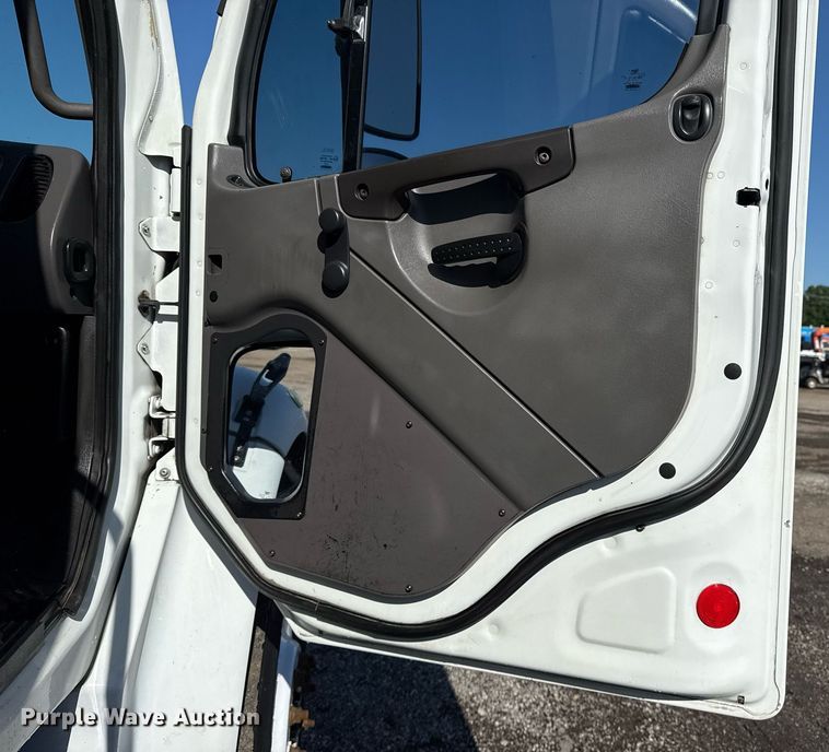 image for item EG5933 2006 Freightliner Business Class M2 Crew Cab utility / service truck