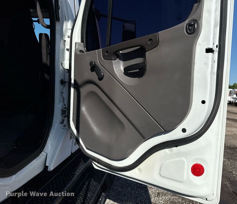 image for item EG5933 2006 Freightliner Business Class M2 Crew Cab utility / service truck