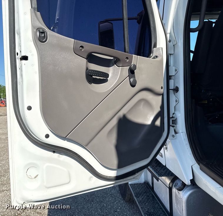 image for item EG5933 2006 Freightliner Business Class M2 Crew Cab utility / service truck