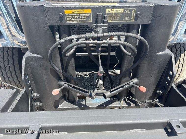 image for item EG5942 2009 International 7500 Crew Cab crane truck