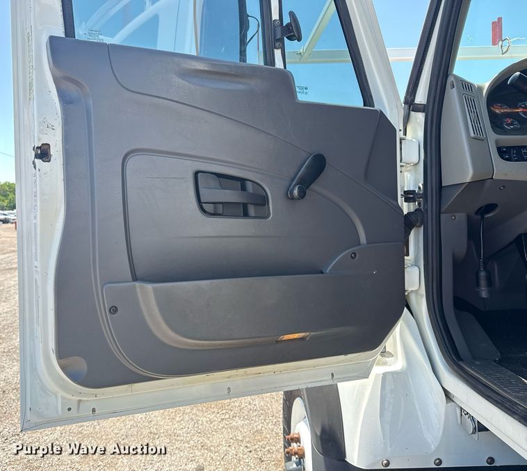 image for item EG5942 2009 International 7500 Crew Cab crane truck