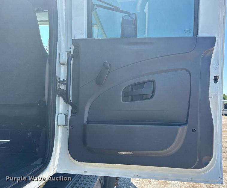 image for item EG5942 2009 International 7500 Crew Cab crane truck