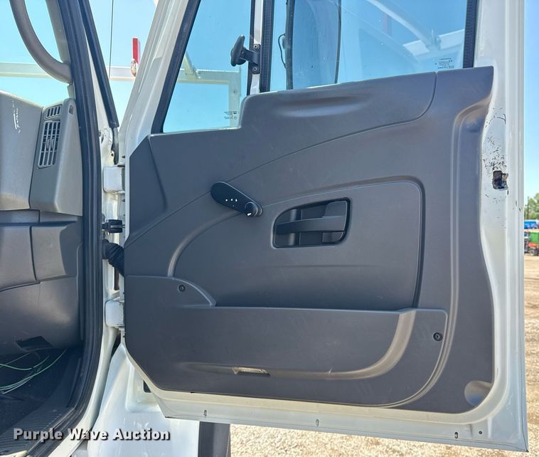 image for item EG5942 2009 International 7500 Crew Cab crane truck