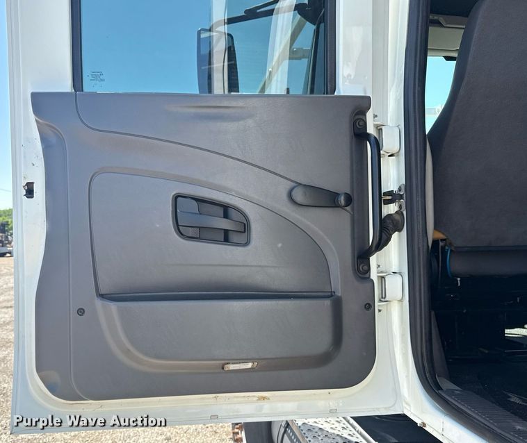 image for item EG5942 2009 International 7500 Crew Cab crane truck