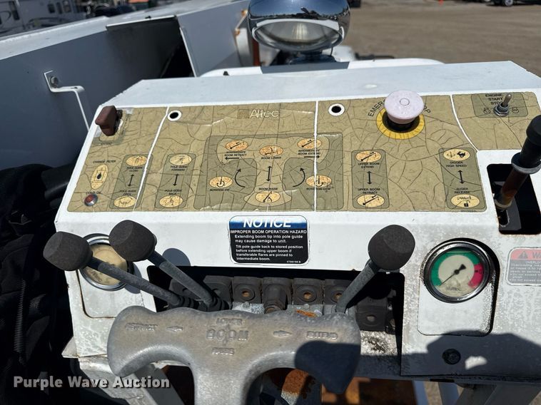 image for item EG5948 2013 Freightliner Business Class M2 digger derrick truck