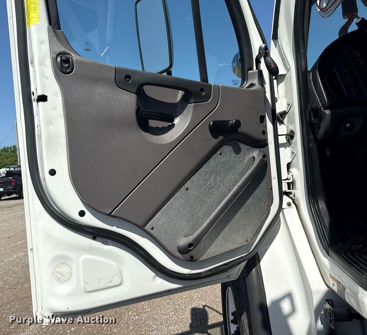 image for item EG5948 2013 Freightliner Business Class M2 digger derrick truck