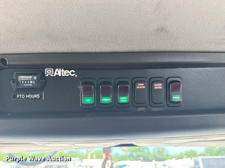 image for item EG5948 2013 Freightliner Business Class M2 digger derrick truck