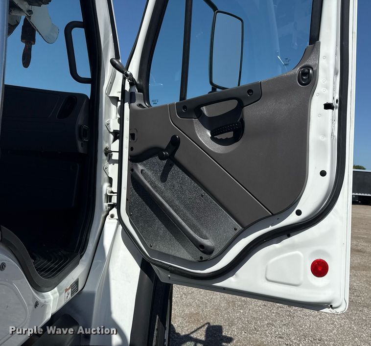 image for item EG5948 2013 Freightliner Business Class M2 digger derrick truck