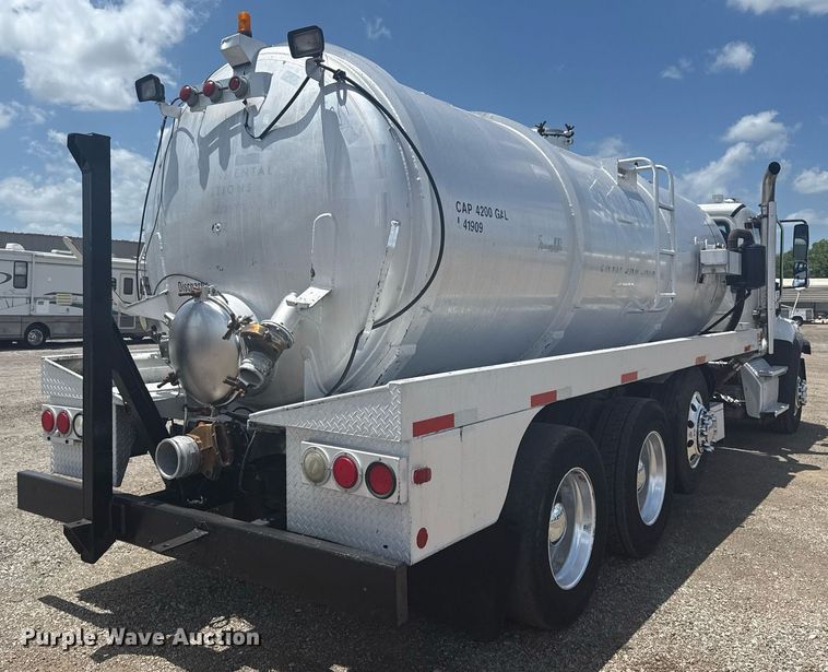 image for item EG5950 2015 Freightliner 114SD vacuum truck