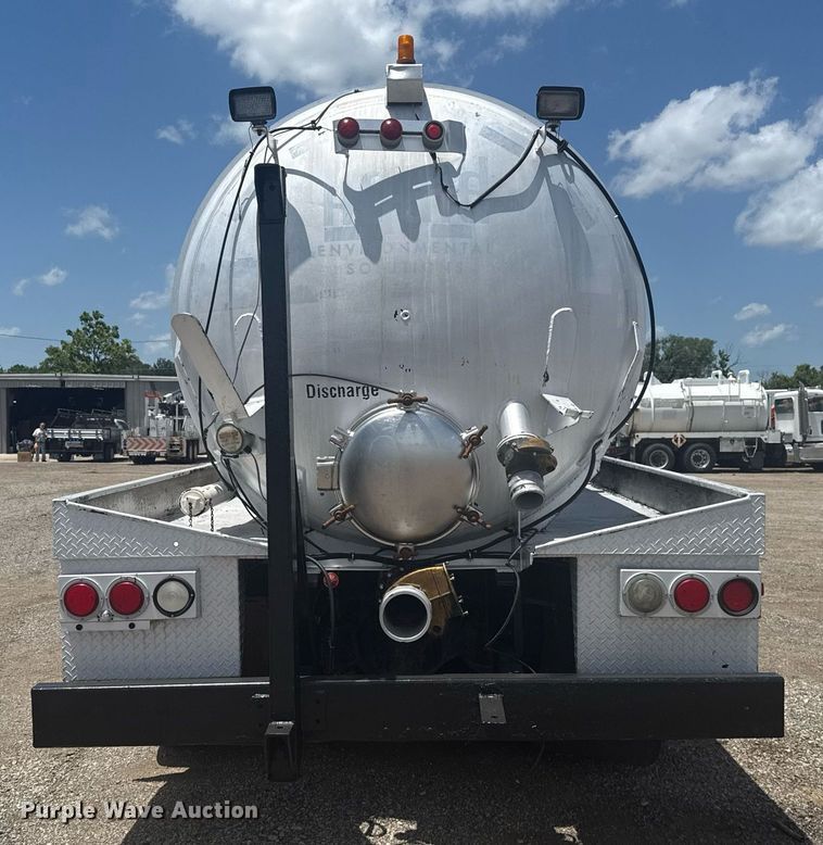 image for item EG5950 2015 Freightliner 114SD vacuum truck