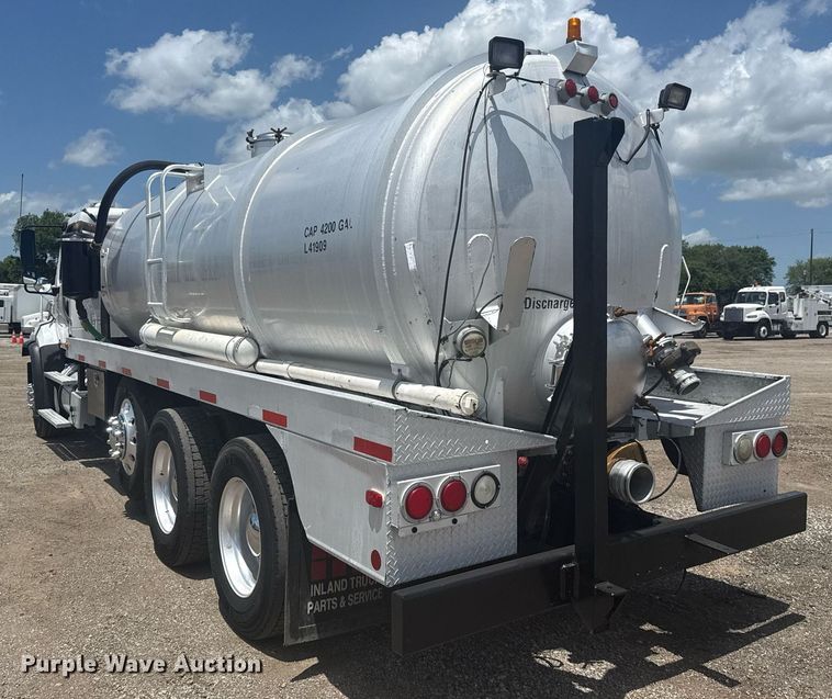 image for item EG5950 2015 Freightliner 114SD vacuum truck