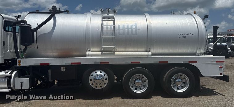 image for item EG5950 2015 Freightliner 114SD vacuum truck