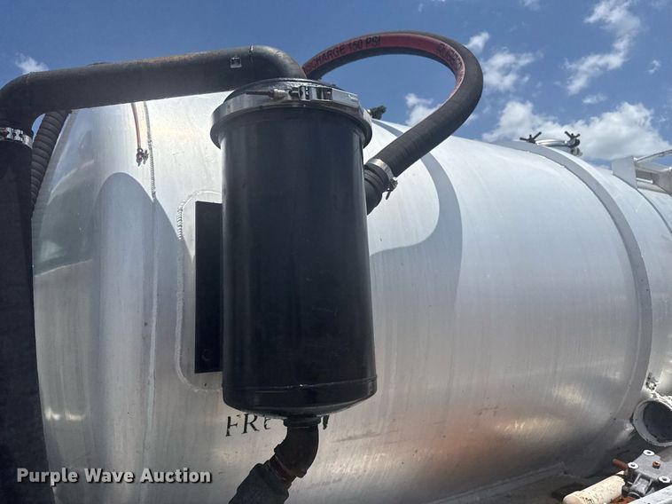 image for item EG5950 2015 Freightliner 114SD vacuum truck