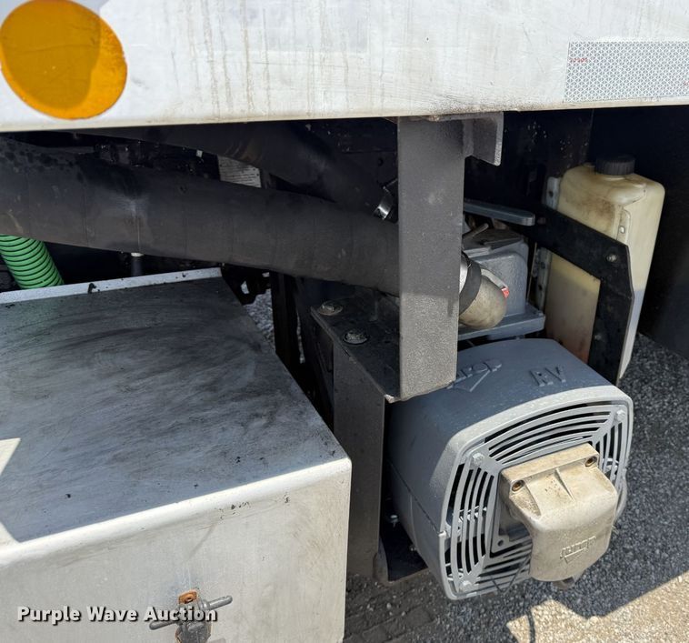 image for item EG5950 2015 Freightliner 114SD vacuum truck