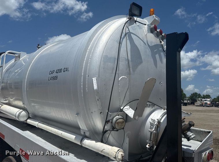 image for item EG5950 2015 Freightliner 114SD vacuum truck