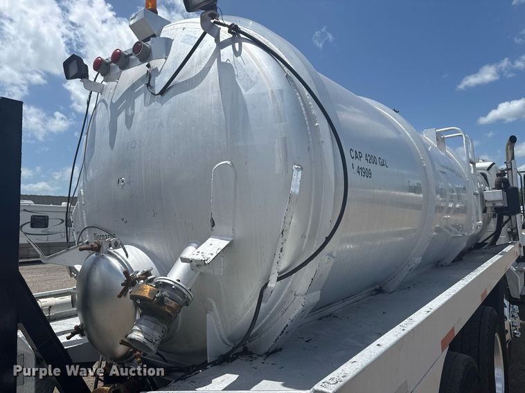 image for item EG5950 2015 Freightliner 114SD vacuum truck